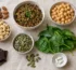 Aliments riches en magnésium : amandes, noix de cajou, chocolat noir, lentilles, pois chiches, épinards et gélules