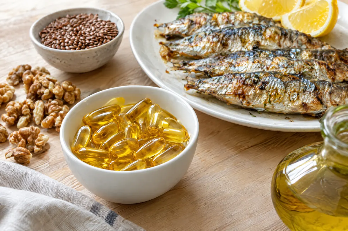 Capsules d'huile de poisson oméga 3 avec sardines grillées, noix et graines de lin