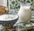 Probiotique au Maroc : petit-déjeuner avec un bol de raïb, une carafe de lben, du khobz et des gélules de probiotiques