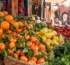 Vitamine C au Maroc : oranges, clémentines, citrons, poivrons et persil sur un étal de marché